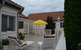 Henrietta - Violetta Apartman