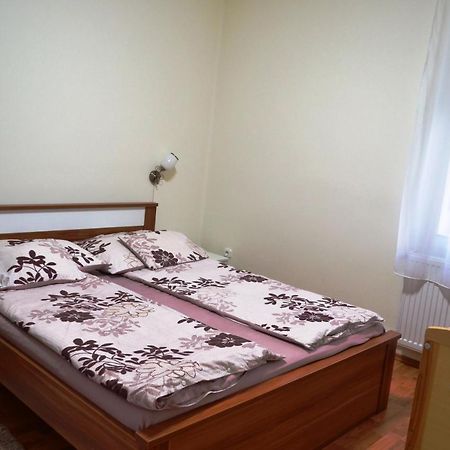 Henrietta - Violetta Apartman Гайдусобосло Екстер'єр фото