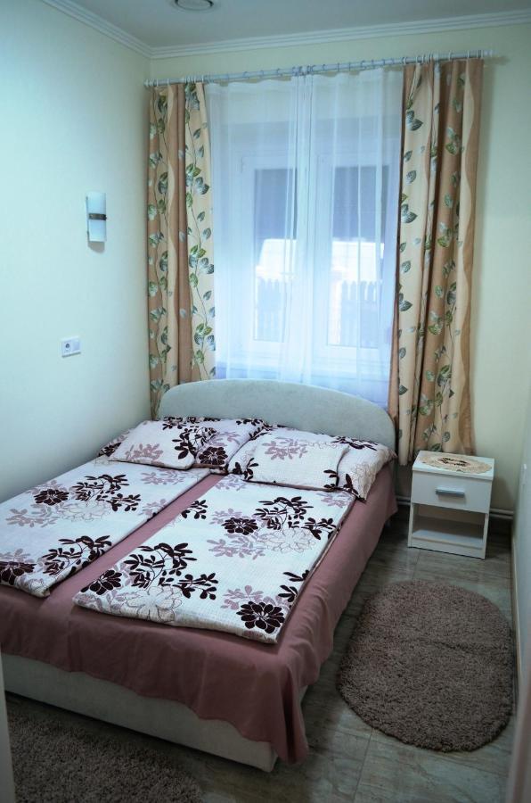 Henrietta - Violetta Apartman Гайдусобосло Екстер'єр фото